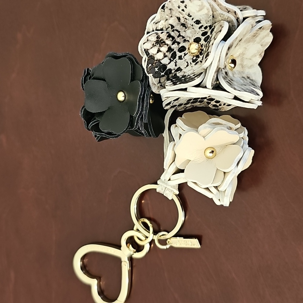Victoria Secret Black Gold Ivory Flower Bunch Tassel KEY CHAIN RING Bag Charm